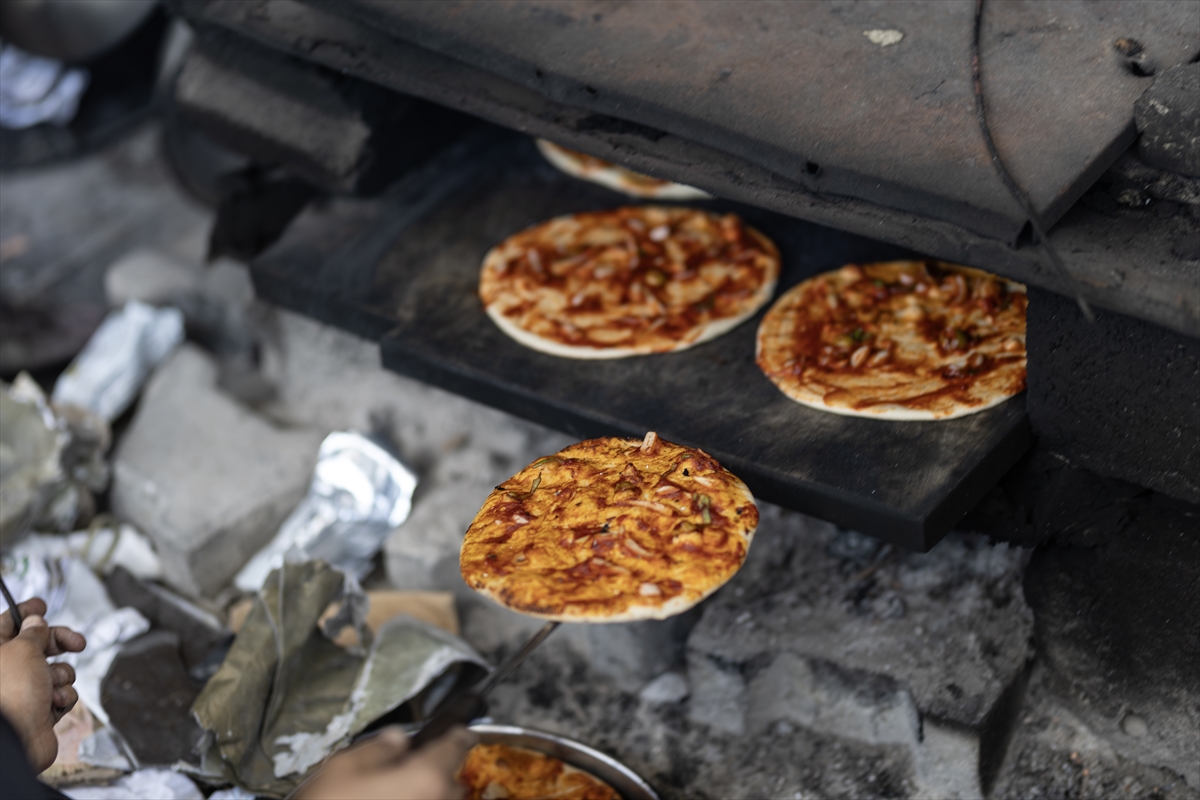 Gazze'de Filistinliler kısıtlı imkanlarla yaşamaya çalışıyor