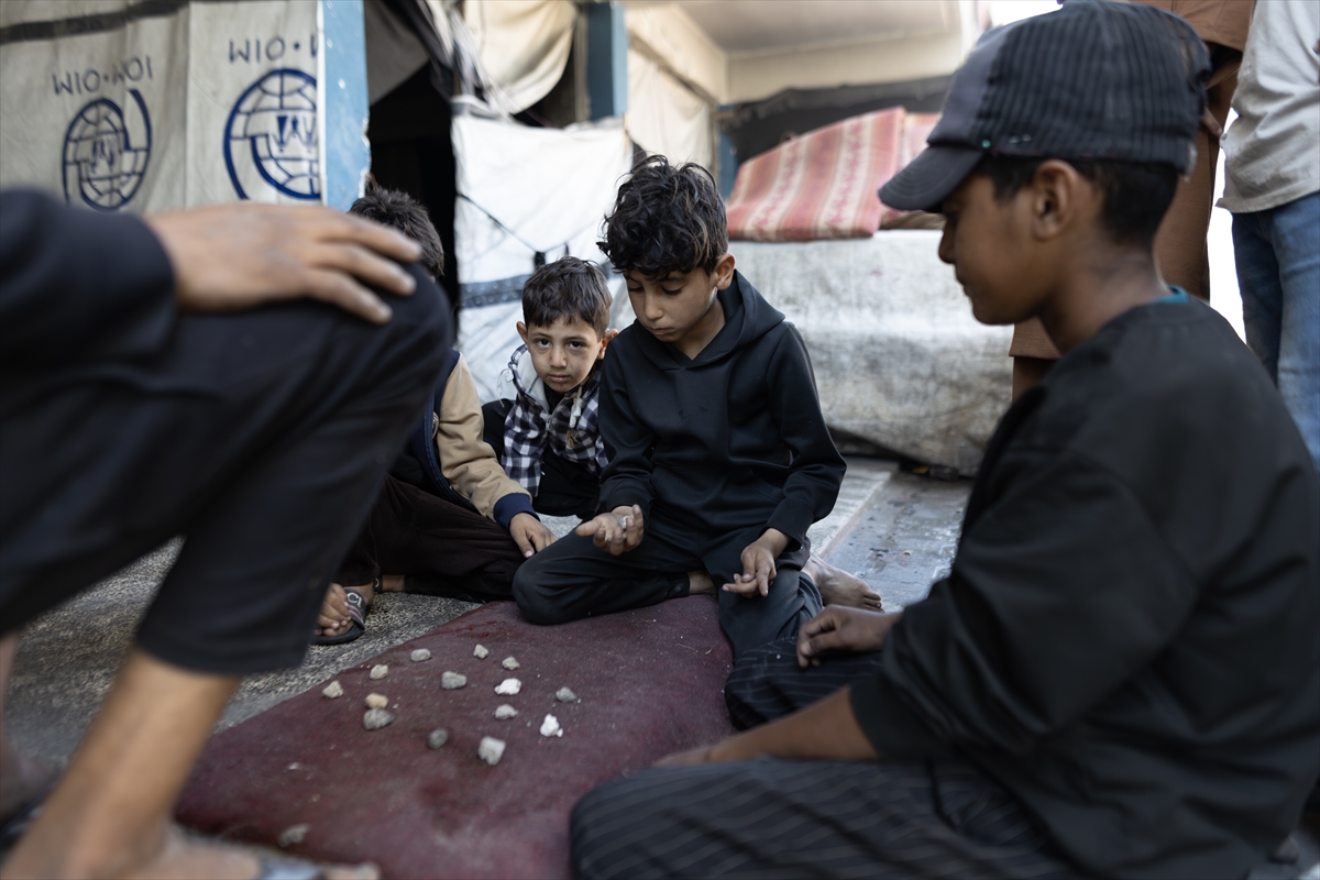 Gazze'de Filistinliler kısıtlı imkanlarla yaşamaya çalışıyor