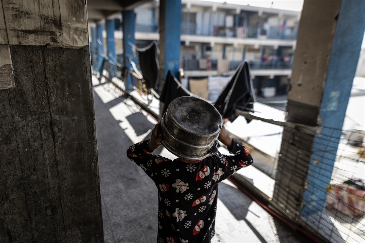 Gazze'de Filistinliler kısıtlı imkanlarla yaşamaya çalışıyor