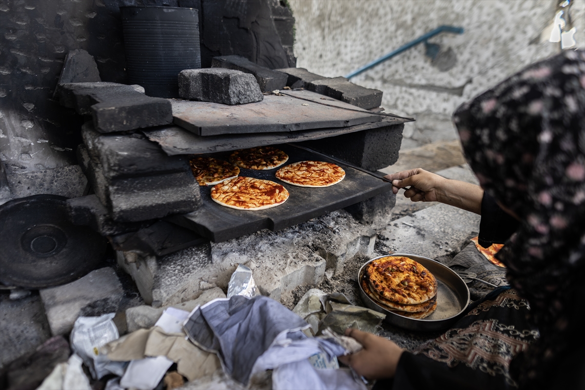 Gazze'de Filistinliler kısıtlı imkanlarla yaşamaya çalışıyor
