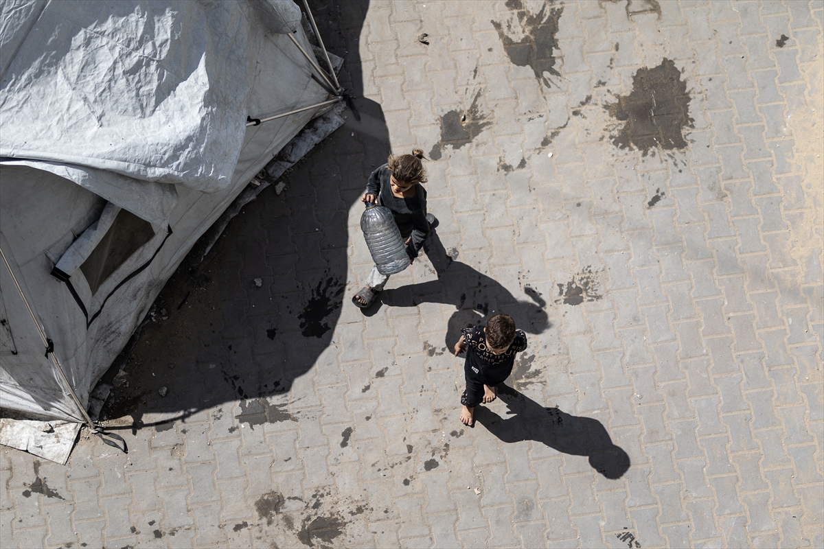 Gazze'de Filistinliler kısıtlı imkanlarla yaşamaya çalışıyor