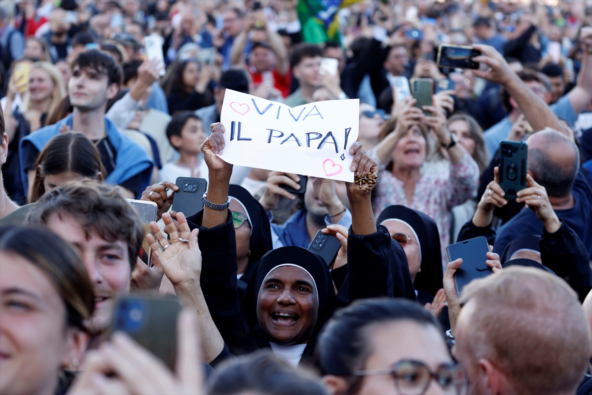 Yeni Papa’nın seçilmesiyle kutlamalar başladı