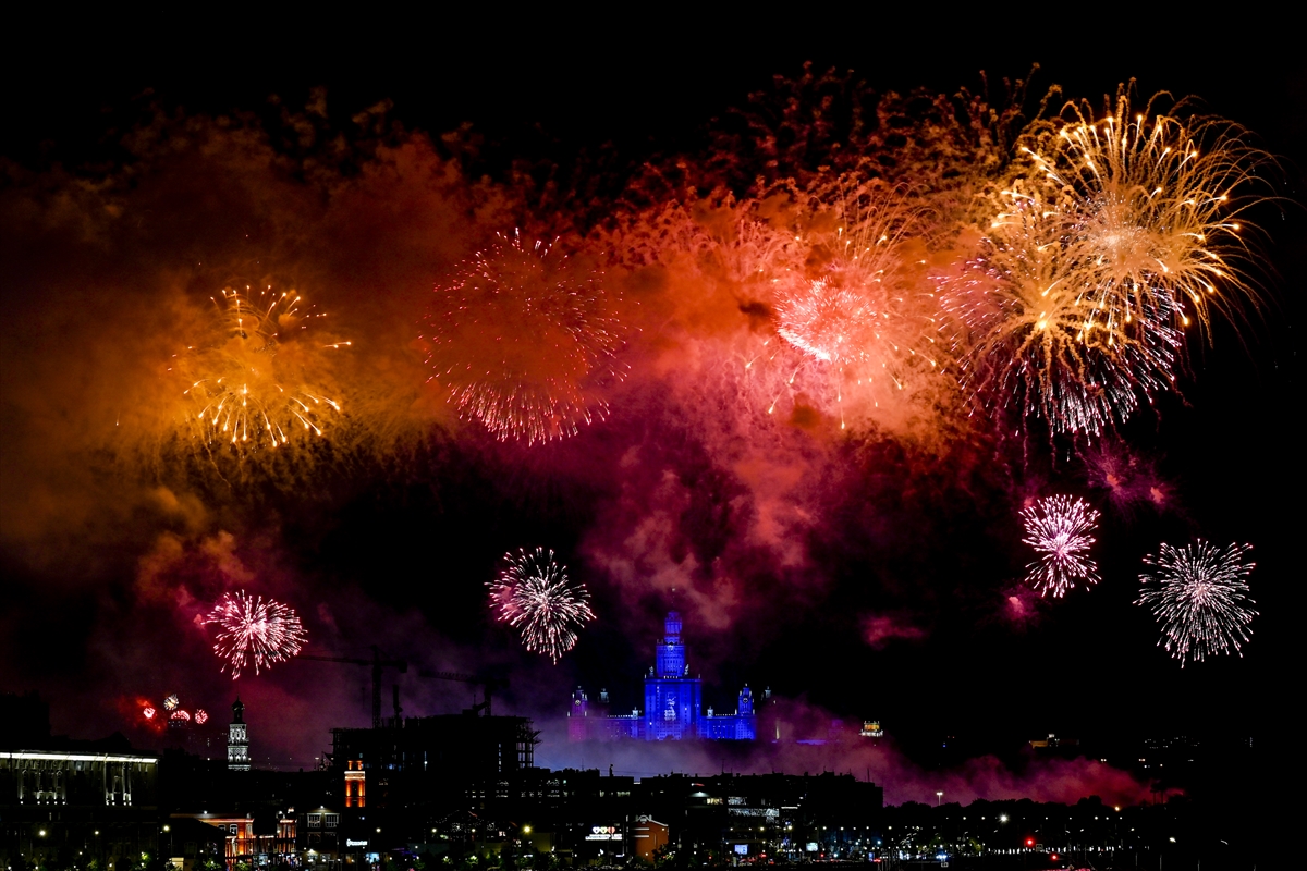 Moskova'da 9 Mayıs Zafer Günü geçit töreni ve havai fişeklerle kutlandı