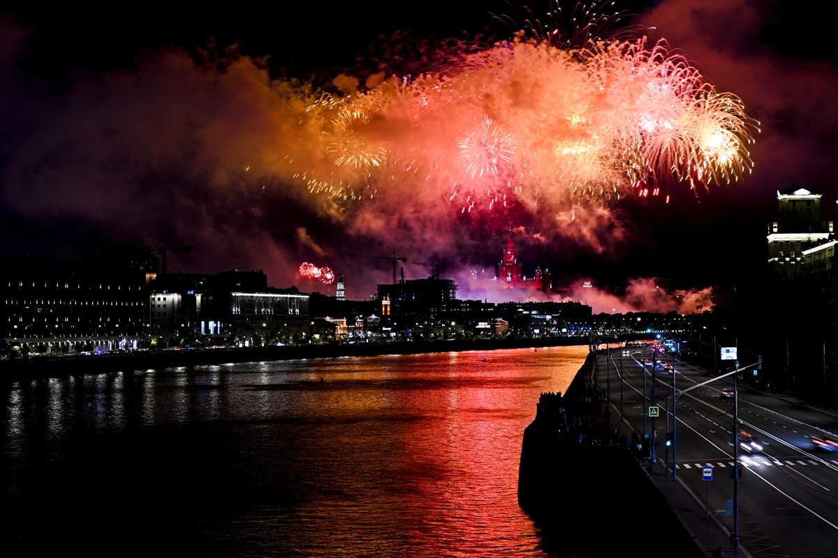 Moskova'da 9 Mayıs Zafer Günü geçit töreni ve havai fişeklerle kutlandı