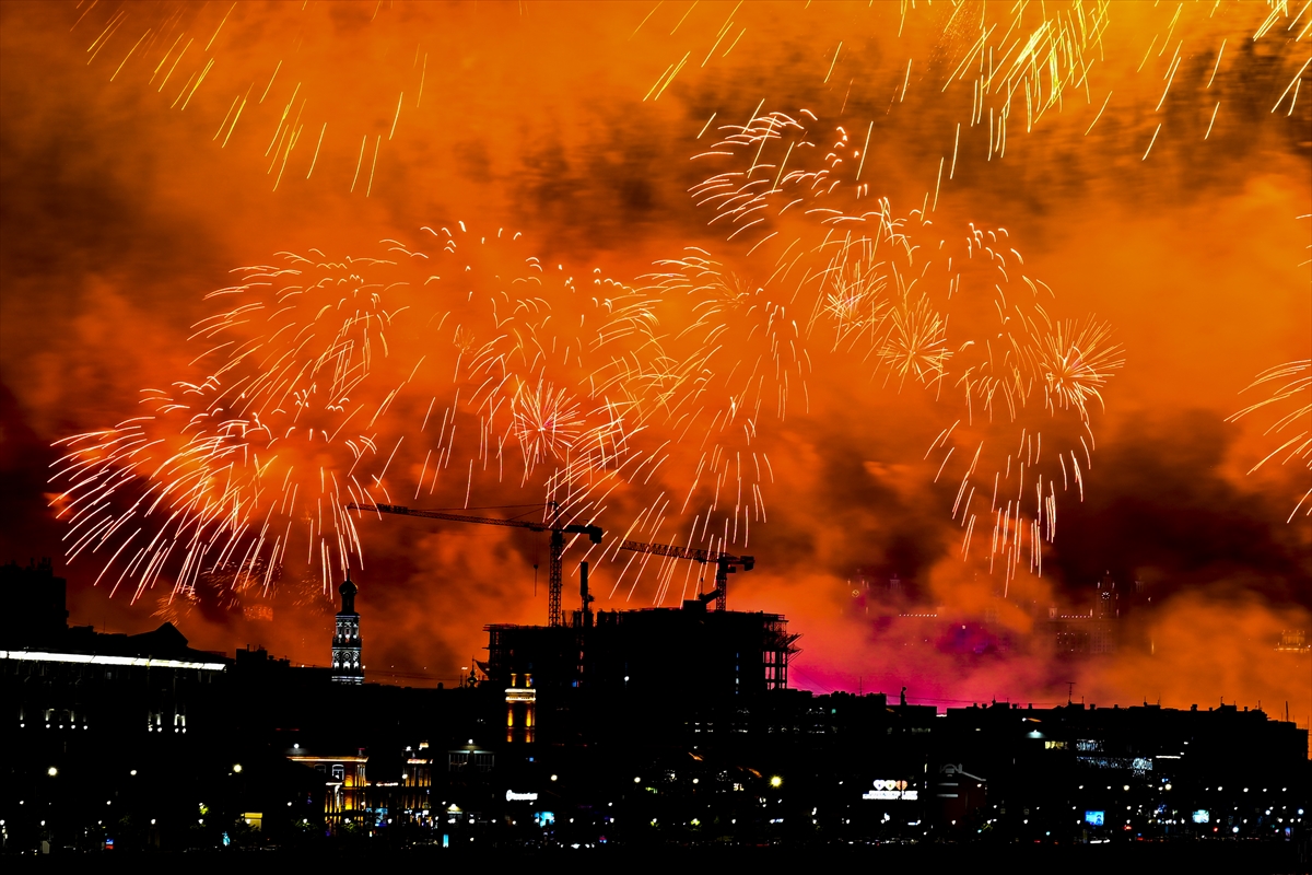 Moskova'da 9 Mayıs Zafer Günü geçit töreni ve havai fişeklerle kutlandı