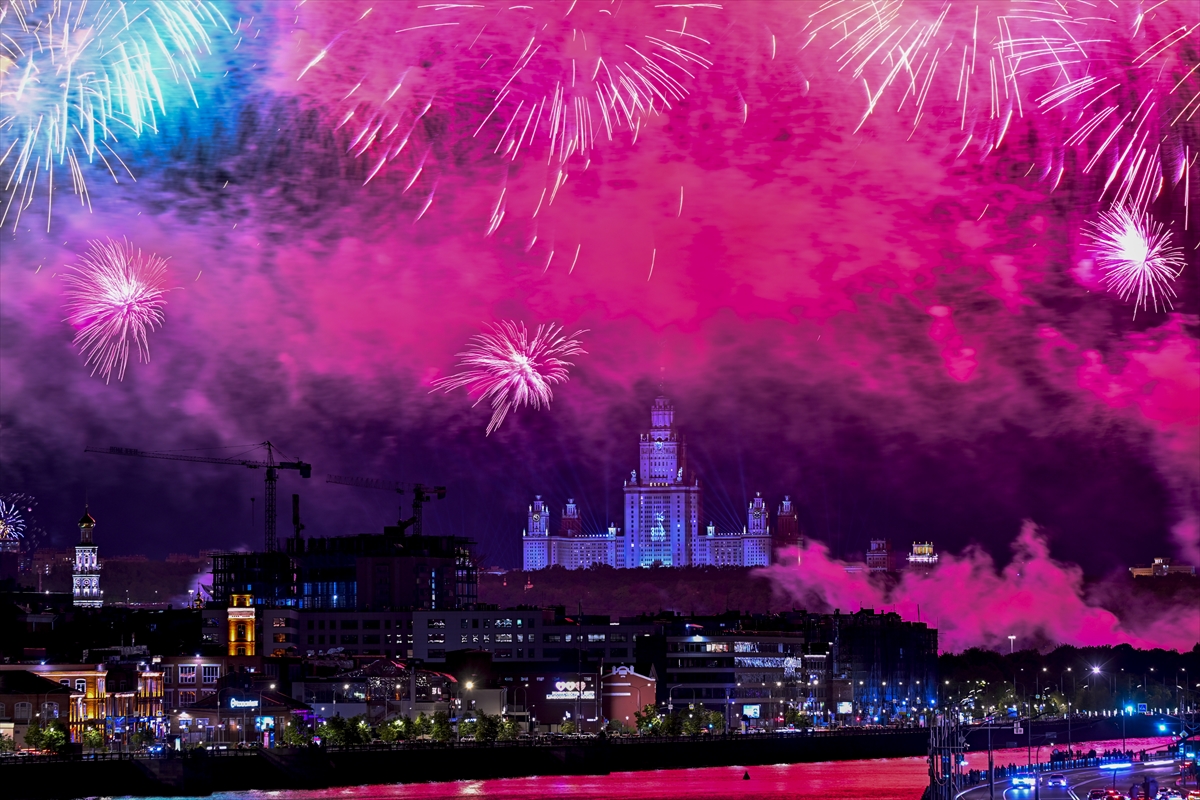 Moskova'da 9 Mayıs Zafer Günü geçit töreni ve havai fişeklerle kutlandı