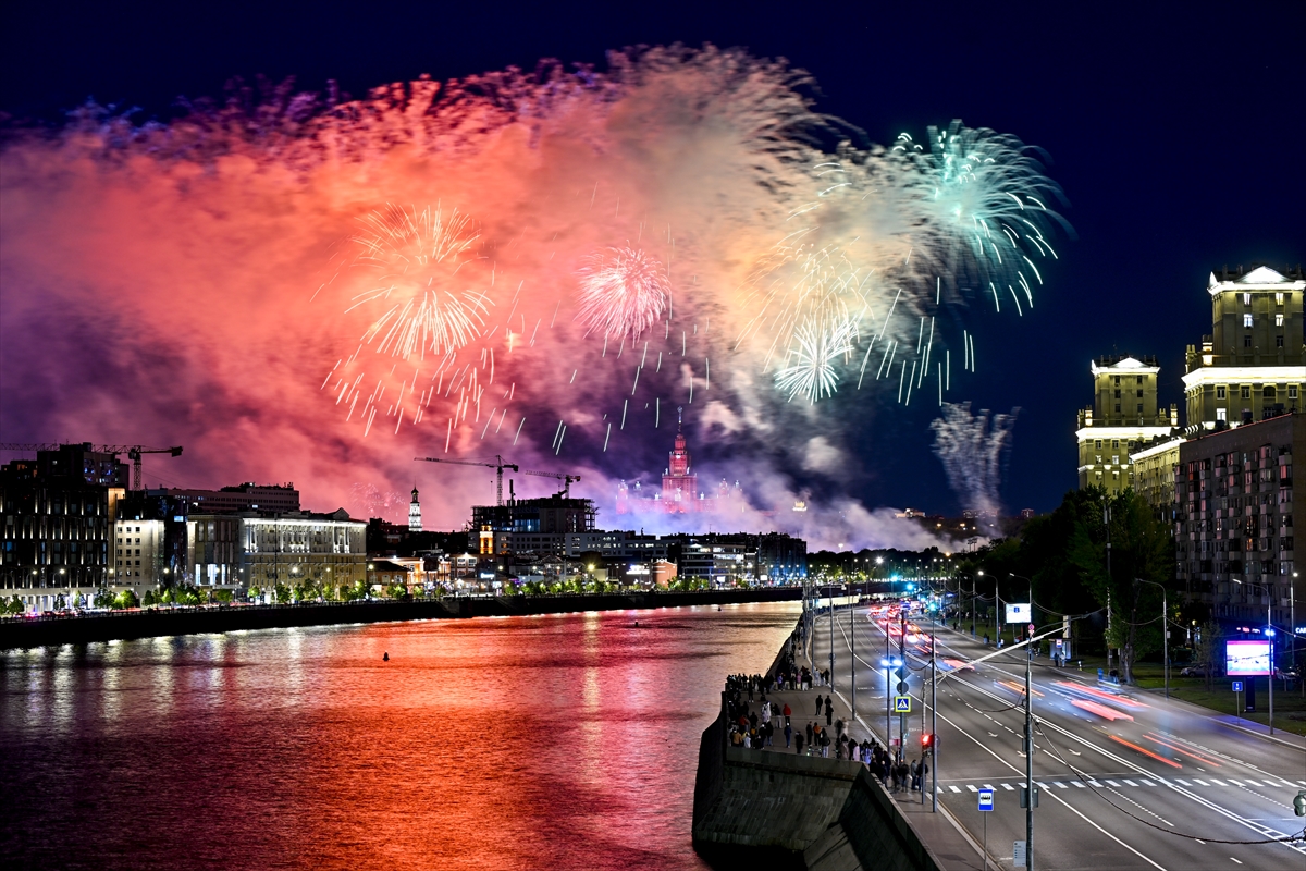 Moskova'da 9 Mayıs Zafer Günü geçit töreni ve havai fişeklerle kutlandı