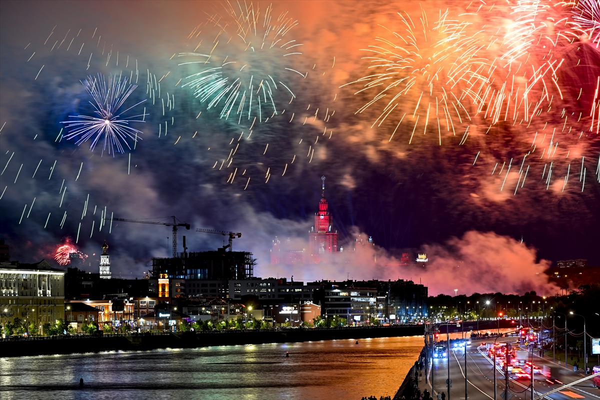 Moskova'da 9 Mayıs Zafer Günü geçit töreni ve havai fişeklerle kutlandı