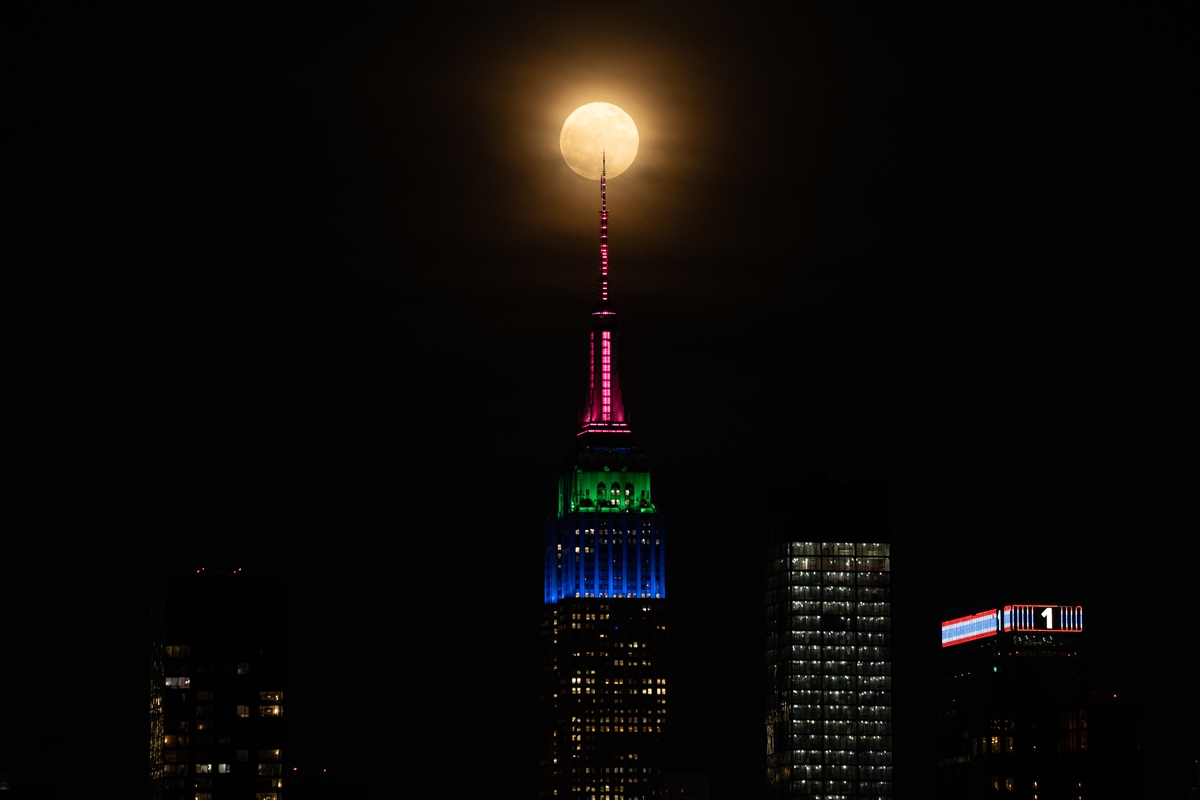 New York’ta 'Çiçek Ayı' dolunayının etkileyici görüntüleri
