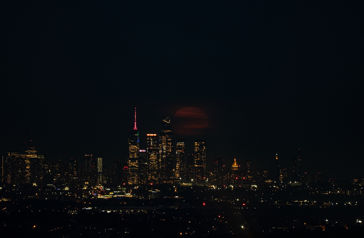 New York’ta 'Çiçek Ayı' dolunayının etkileyici görüntüleri