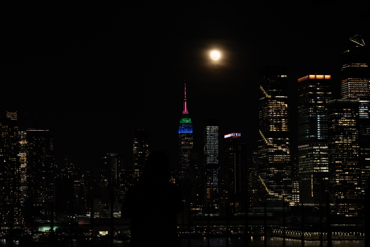 New York’ta 'Çiçek Ayı' dolunayının etkileyici görüntüleri