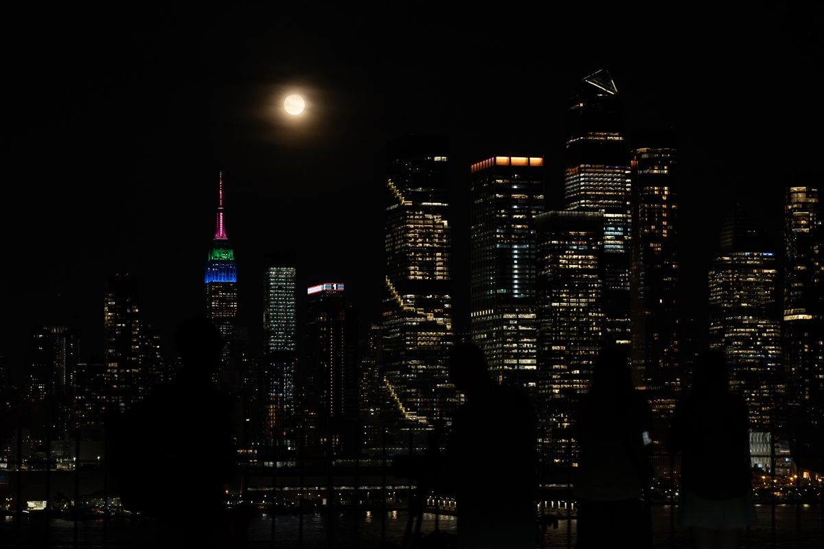 New York’ta 'Çiçek Ayı' dolunayının etkileyici görüntüleri