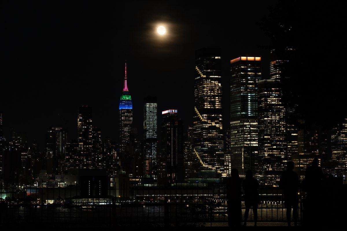 New York’ta 'Çiçek Ayı' dolunayının etkileyici görüntüleri