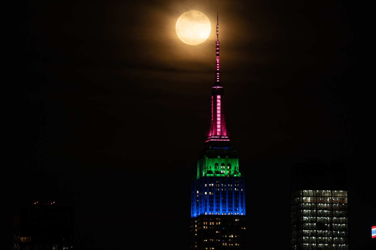 New York’ta 'Çiçek Ayı' dolunayının etkileyici görüntüleri