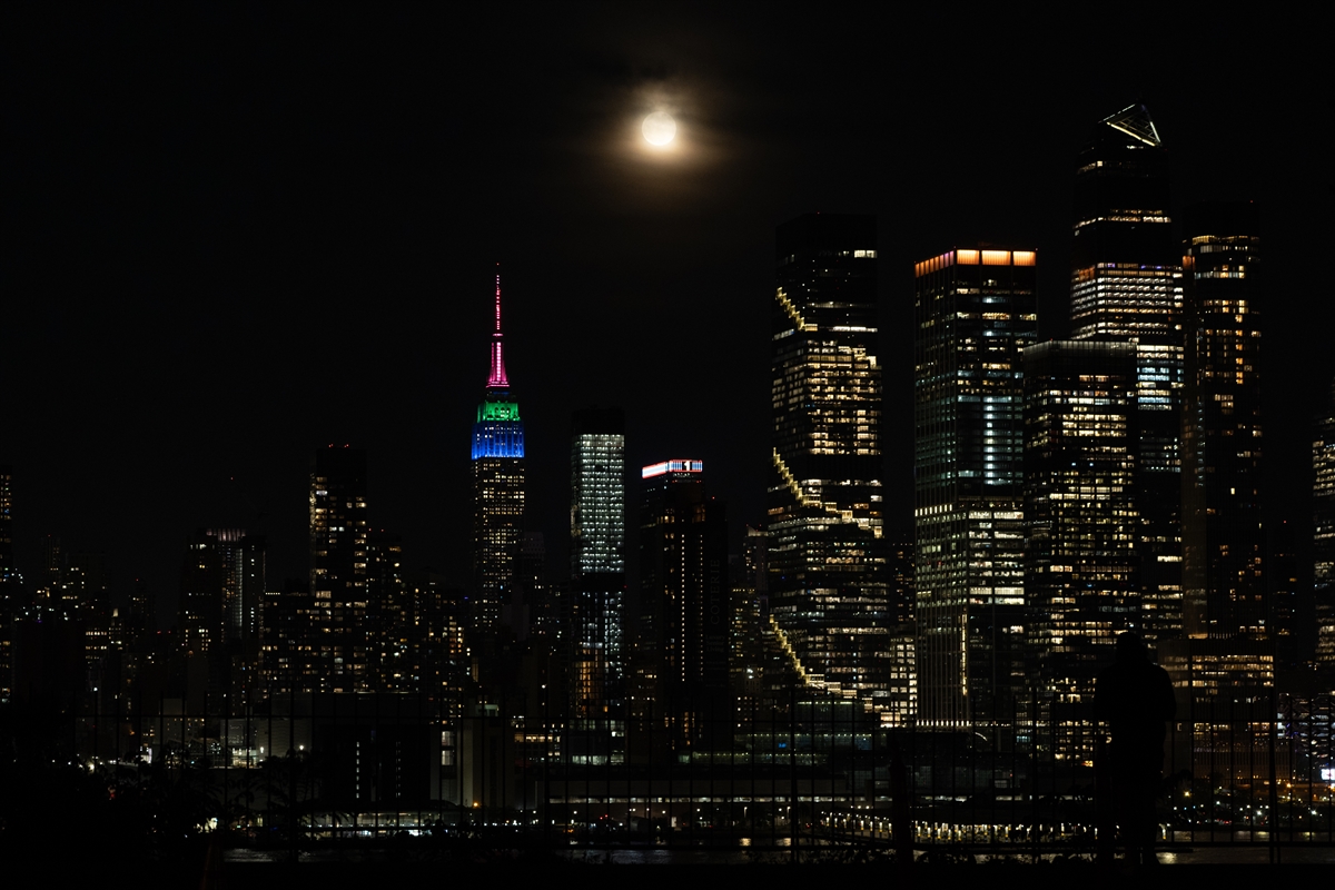 New York’ta 'Çiçek Ayı' dolunayının etkileyici görüntüleri