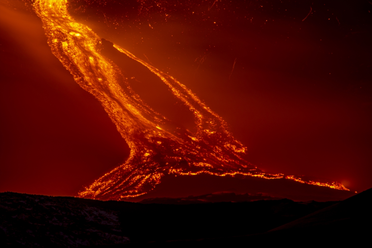 Etna Yanardağı patladı, kül ve lavlar gökyüzünü kararttı