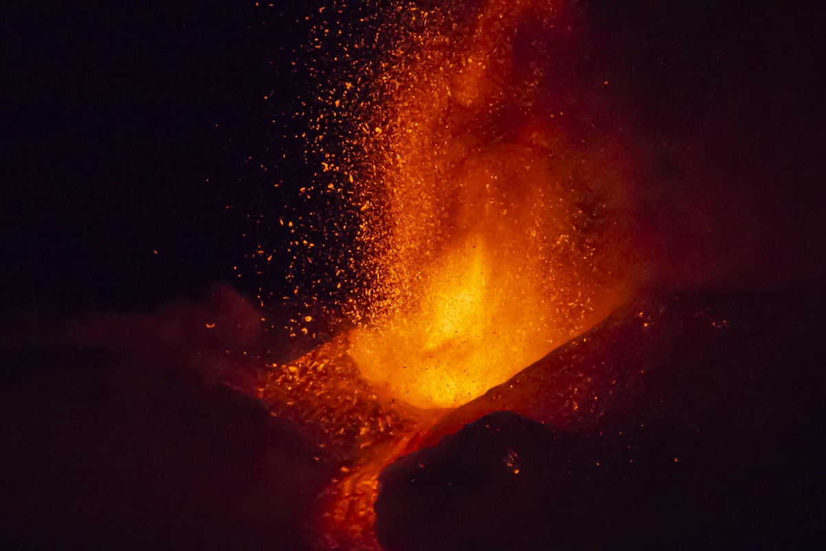 Etna Yanardağı patladı, kül ve lavlar gökyüzünü kararttı