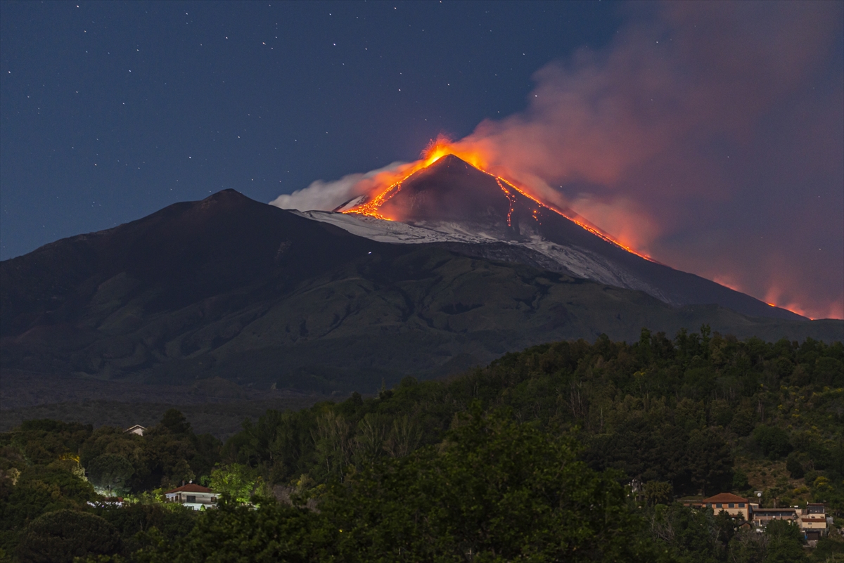 Etna Yanardağı patladı, kül ve lavlar gökyüzünü kararttı