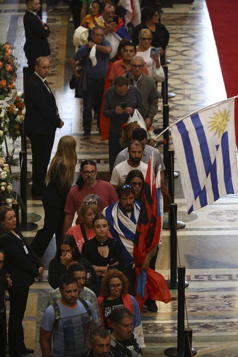 Uruguay'da hayatını kaybeden eski Devlet Başkanı Jose Mujica, defnedildi