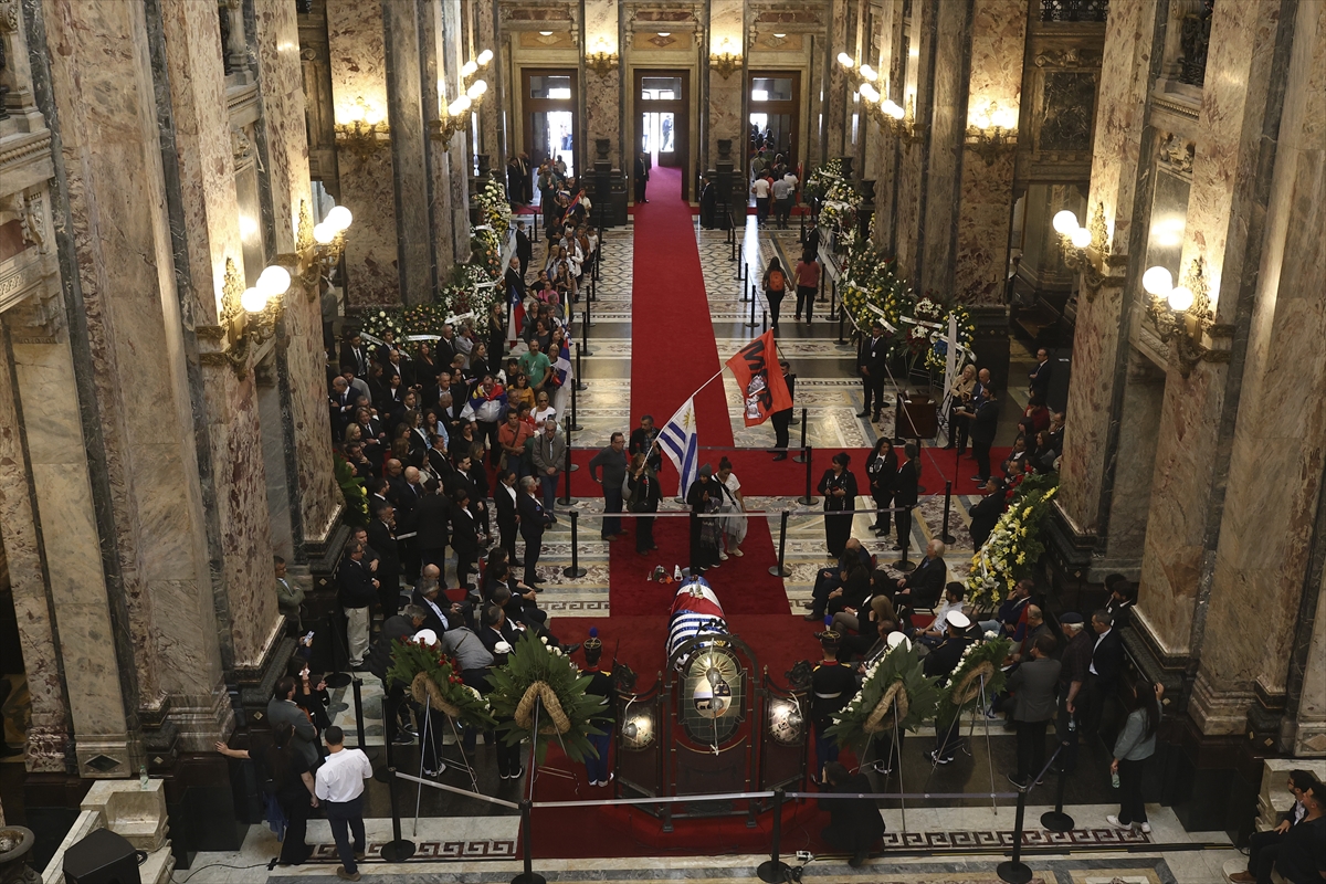 Uruguay'da hayatını kaybeden eski Devlet Başkanı Jose Mujica, defnedildi