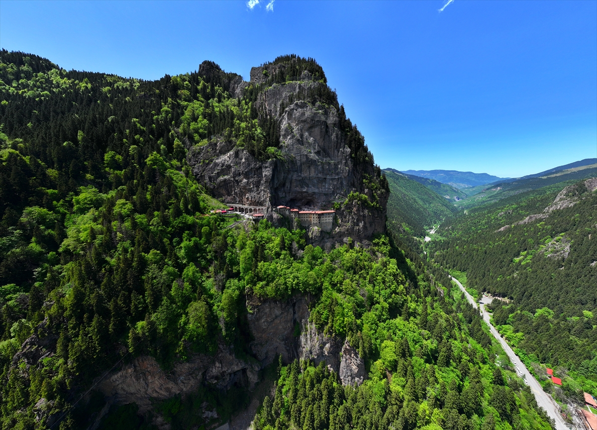 Trabzon’da doğa ve tarihin buluştuğu Sümela Manastırı, yeni sezona rekor ilgiyle başladı