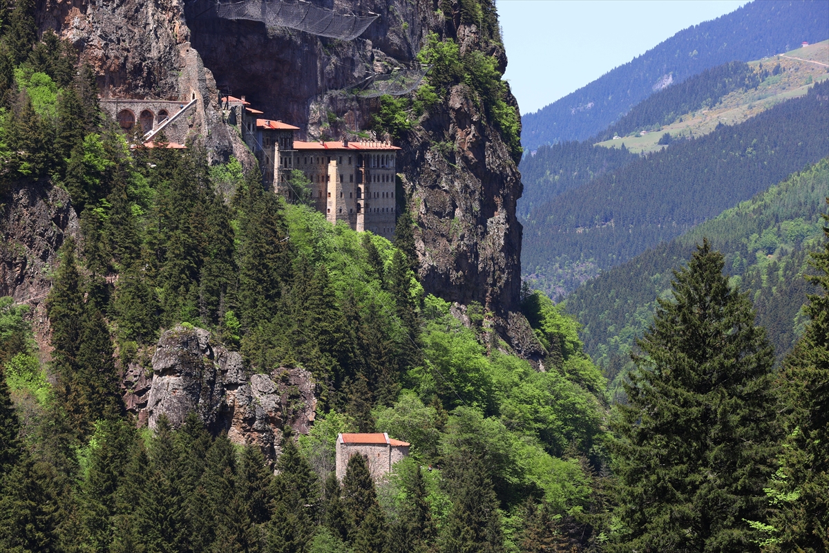 Trabzon’da doğa ve tarihin buluştuğu Sümela Manastırı, yeni sezona rekor ilgiyle başladı