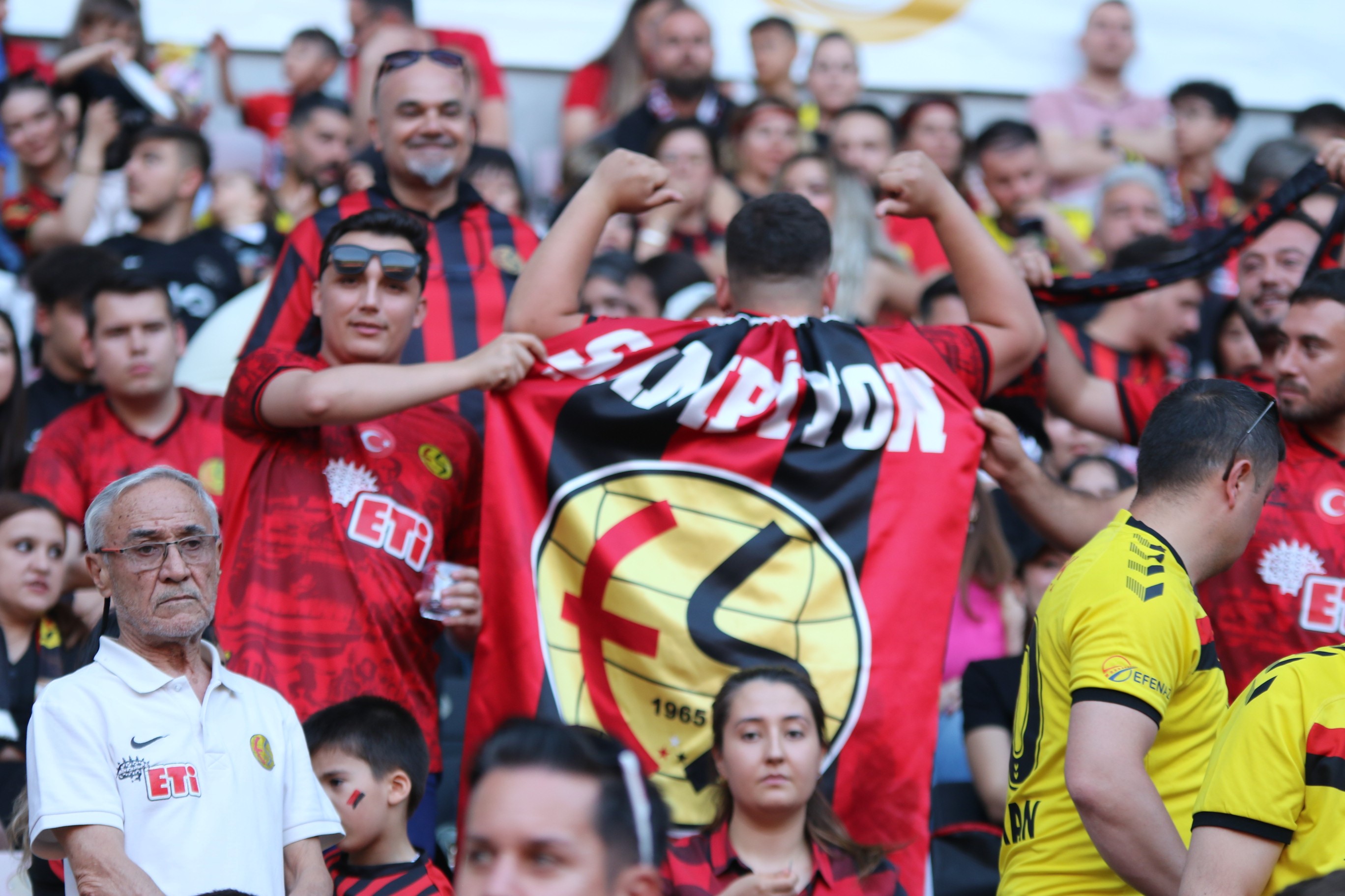 Eskişehirspor’un şampiyonluk coşkusu yeni stadyumda taçlandı