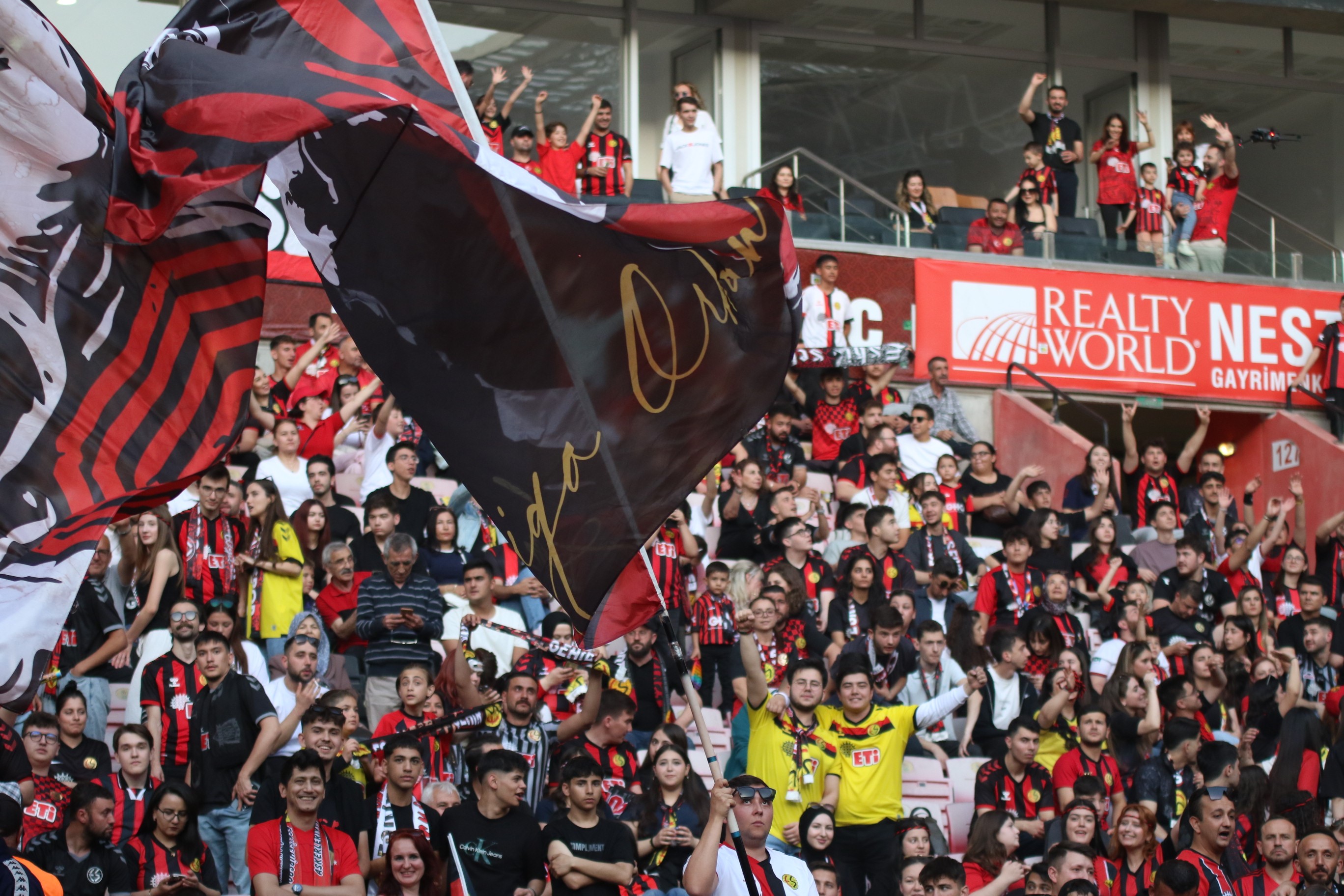 Eskişehirspor’un şampiyonluk coşkusu yeni stadyumda taçlandı