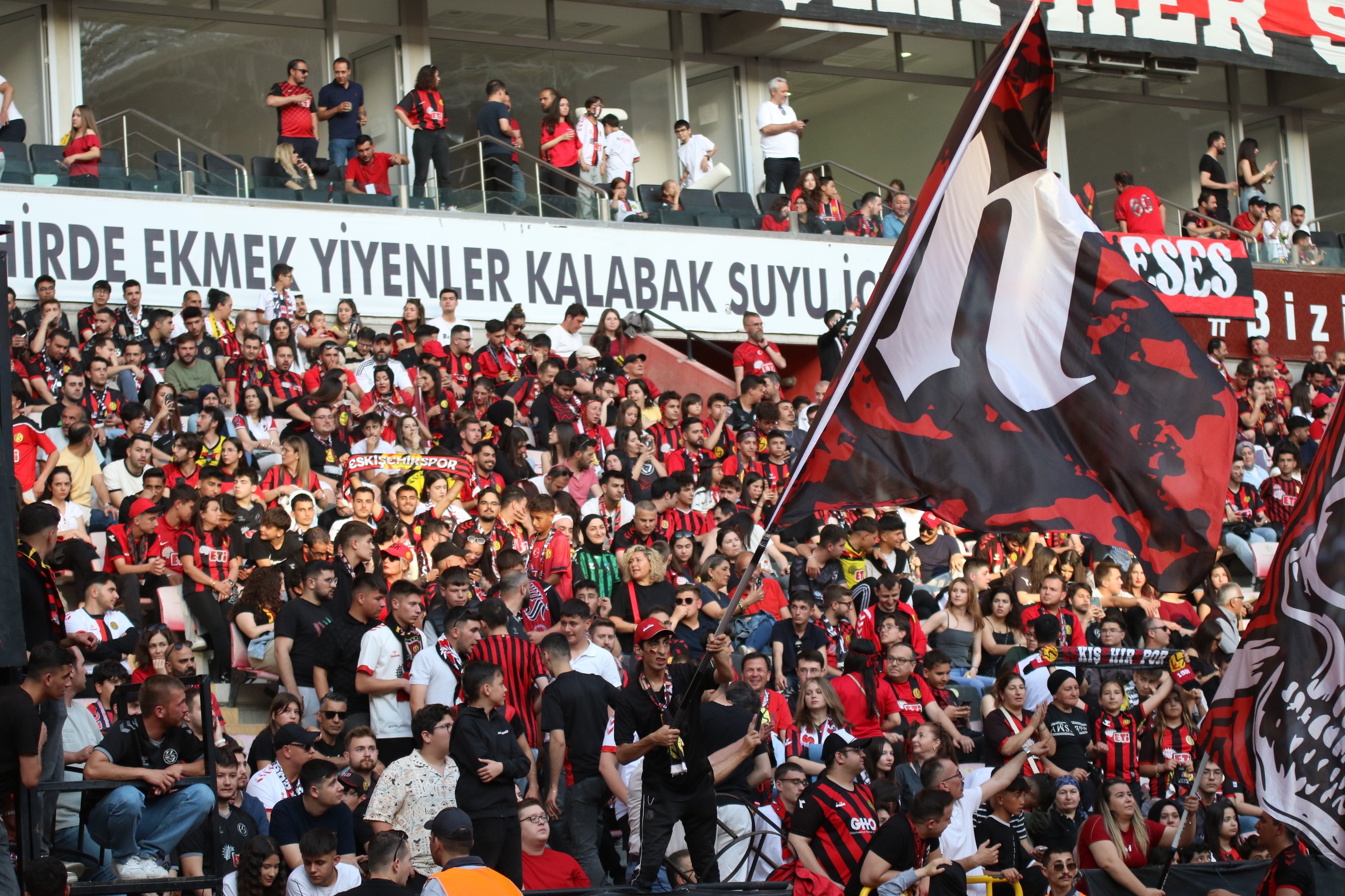 Eskişehirspor’un şampiyonluk coşkusu yeni stadyumda taçlandı