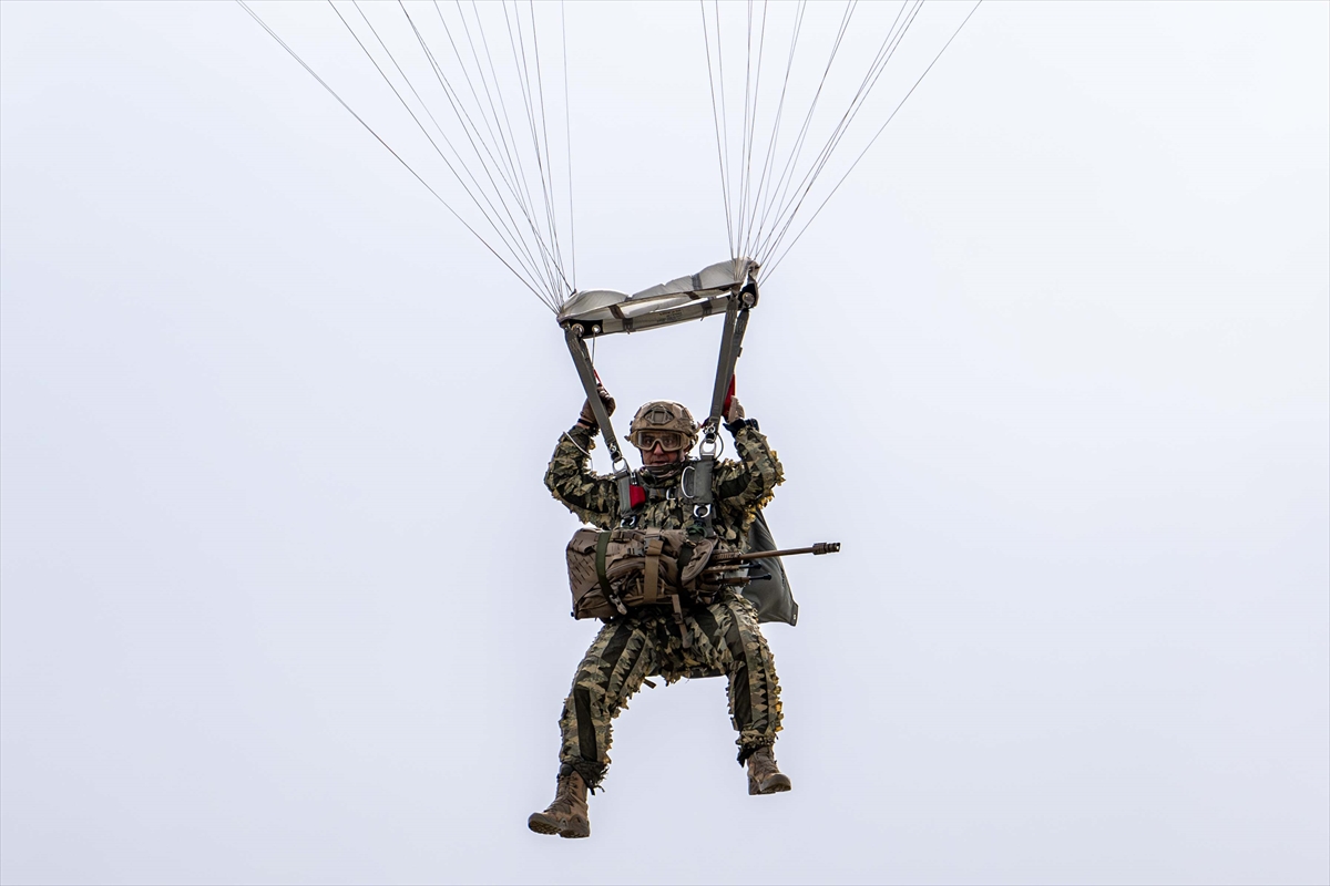 JÖAK keskin nişancılarının gökyüzünden suya nefes kesen görevi