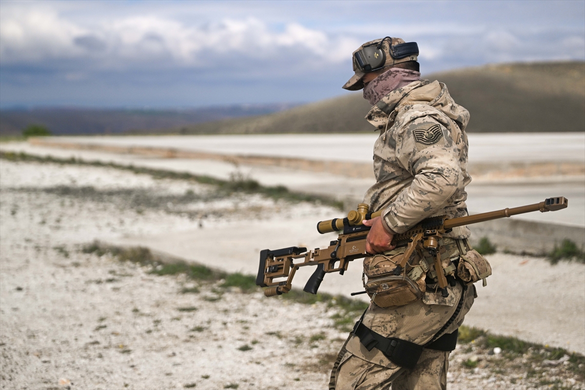 JÖAK keskin nişancılarının gökyüzünden suya nefes kesen görevi