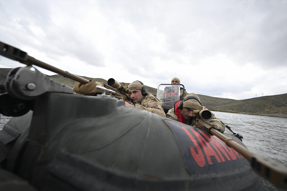 JÖAK keskin nişancılarının gökyüzünden suya nefes kesen görevi