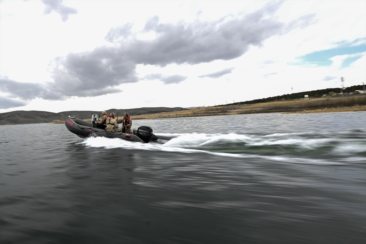 JÖAK keskin nişancılarının gökyüzünden suya nefes kesen görevi