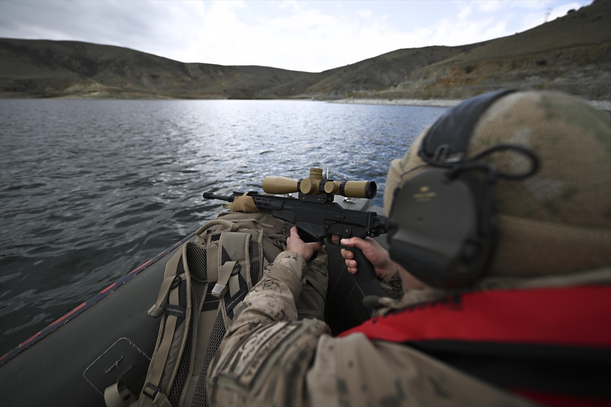 JÖAK keskin nişancılarının gökyüzünden suya nefes kesen görevi
