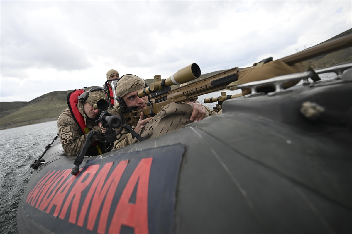 JÖAK keskin nişancılarının gökyüzünden suya nefes kesen görevi