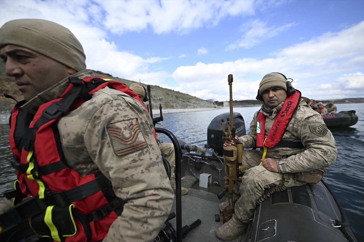 JÖAK keskin nişancılarının gökyüzünden suya nefes kesen görevi