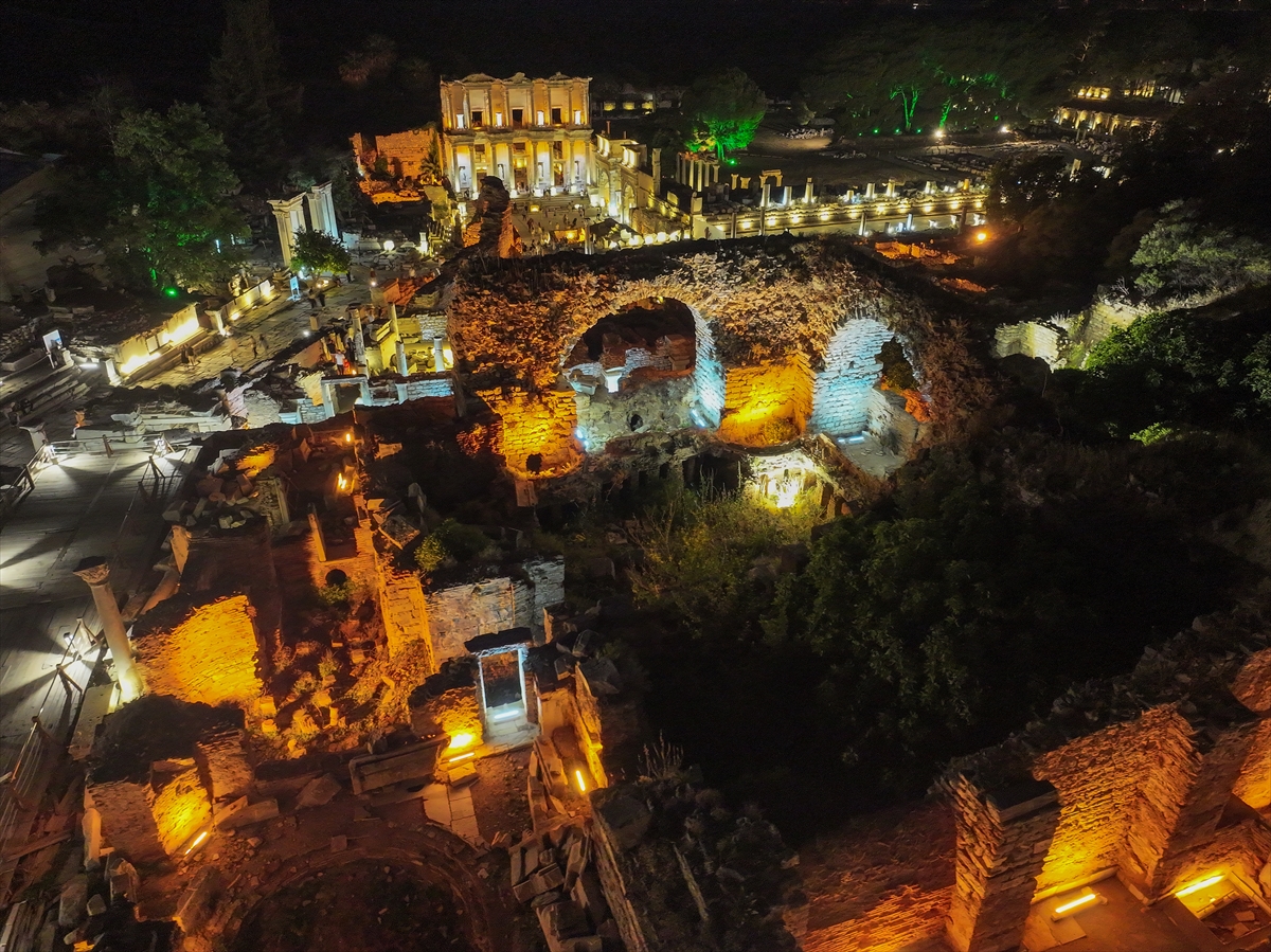 İzmir'in tarihi Efes Antik Kenti gecenin karanlığında aydınlanıyor