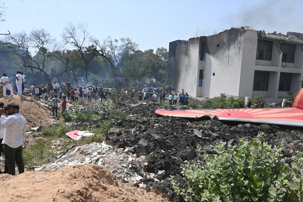 Hindistan'da yolcu uçağı düştü