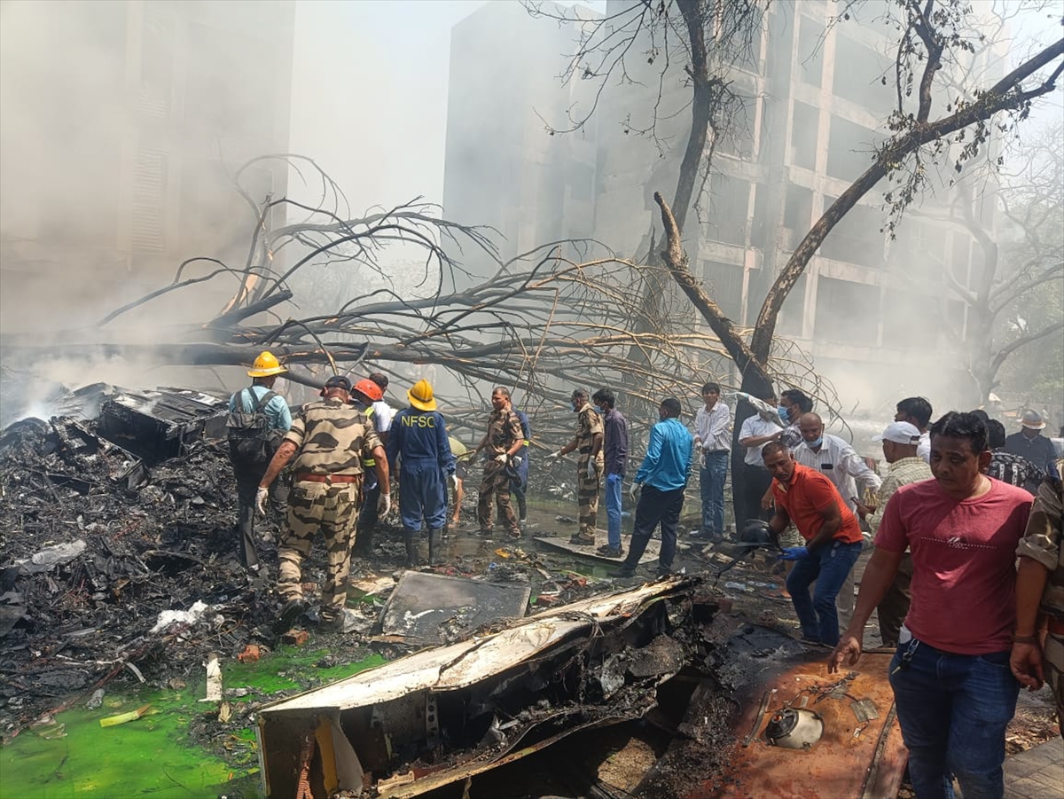 Hindistan'da yolcu uçağı düştü