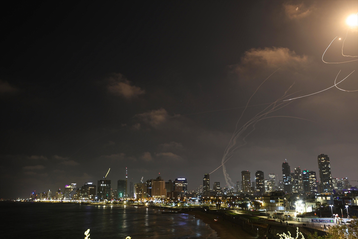 Tel Aviv yerle bir oldu, İran’ın füze yağmuru şehri harabeye çevirdi