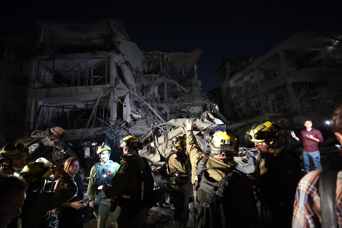 Tel Aviv yerle bir oldu, İran’ın füze yağmuru şehri harabeye çevirdi