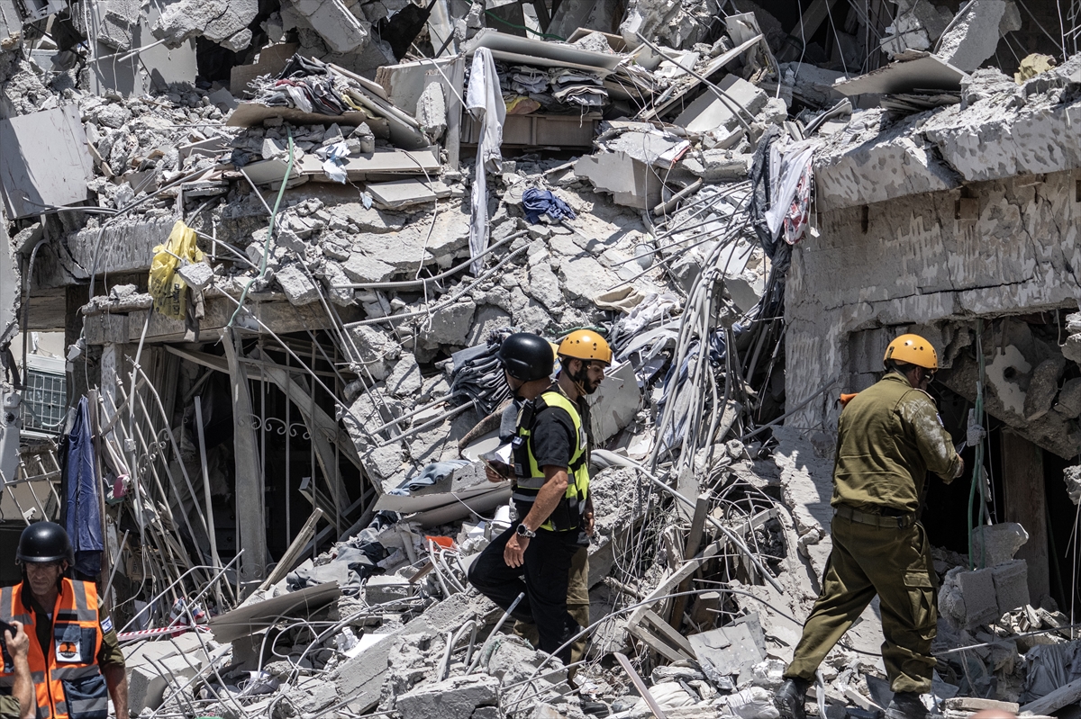 İran’ın misilleme füze atakları Tel Aviv’de hayatı felç etti