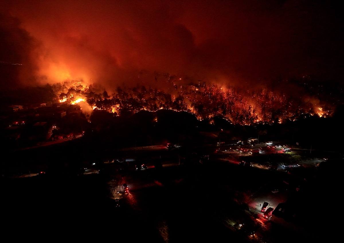 İzmir'in Buca ilçesindeki orman yangınına müdahale ediliyor