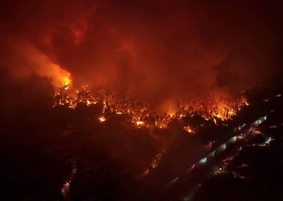 İzmir'in Buca ilçesindeki orman yangınına müdahale ediliyor