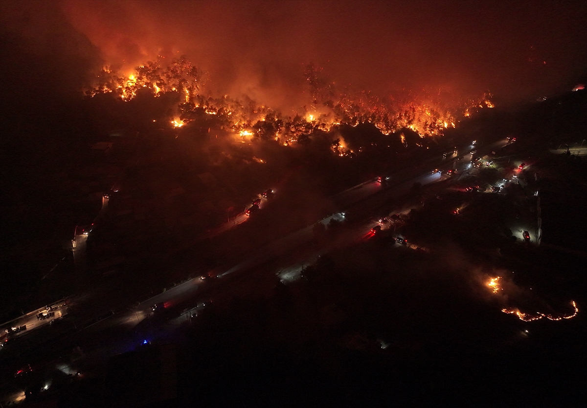 İzmir'in Buca ilçesindeki orman yangınına müdahale ediliyor