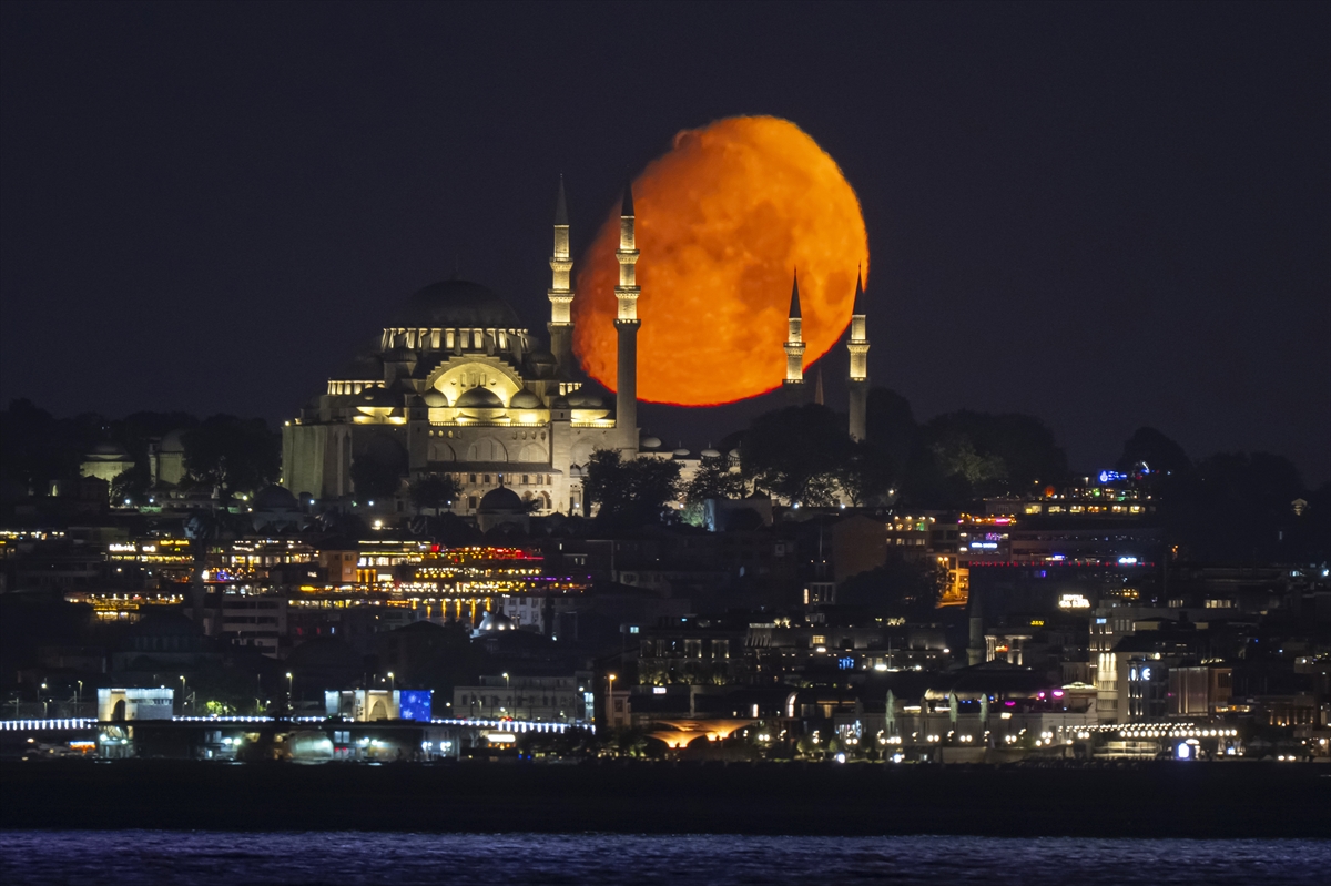 İstanbul semalarında büyüleyici buluşma: Ay, Süleymaniye ile aynı karede