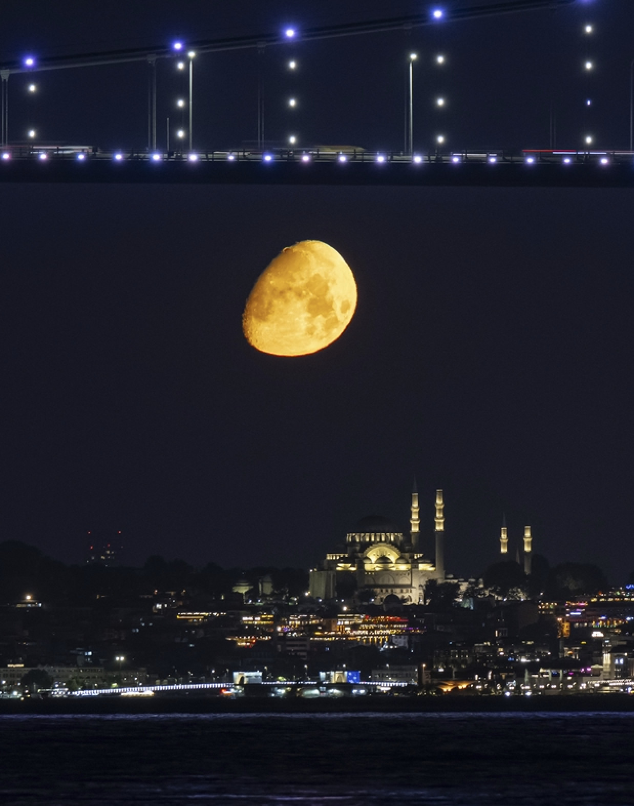 İstanbul semalarında büyüleyici buluşma: Ay, Süleymaniye ile aynı karede