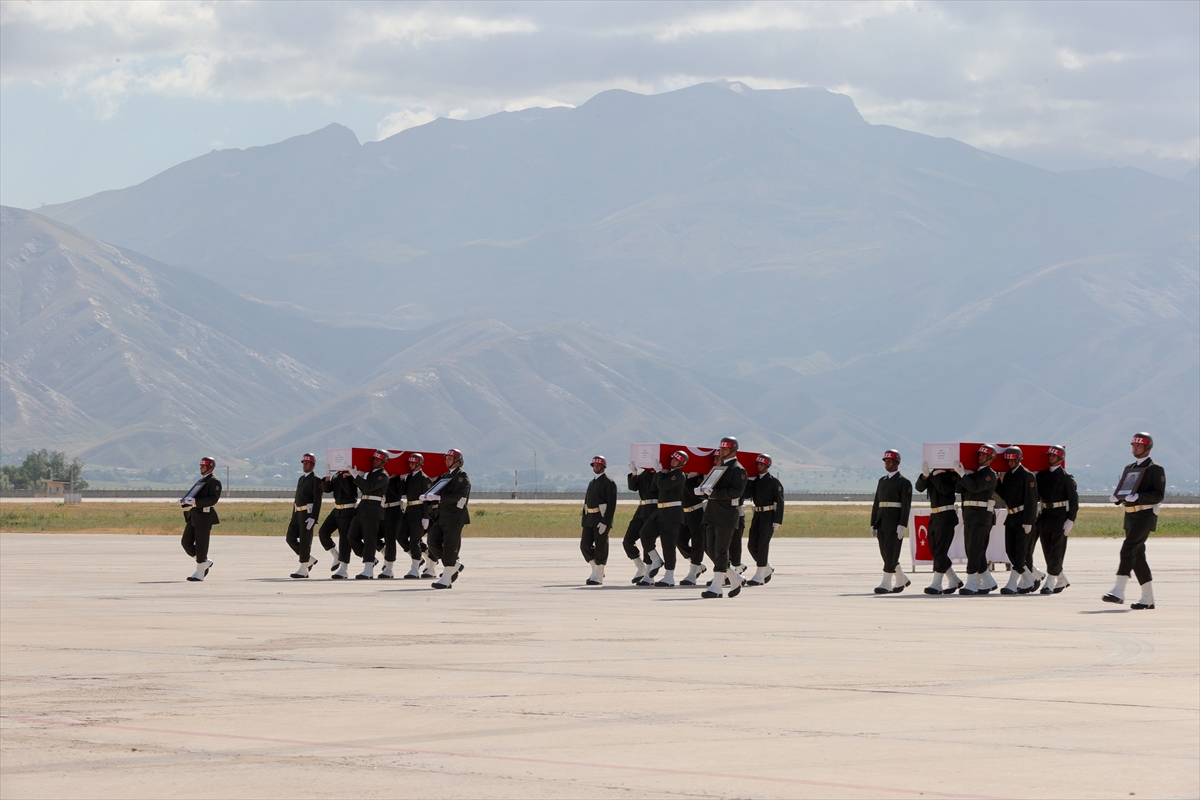 Pençe-Kilit Harekatı’nda şehit olan kahraman askerler son yolculuklarına uğurlandı