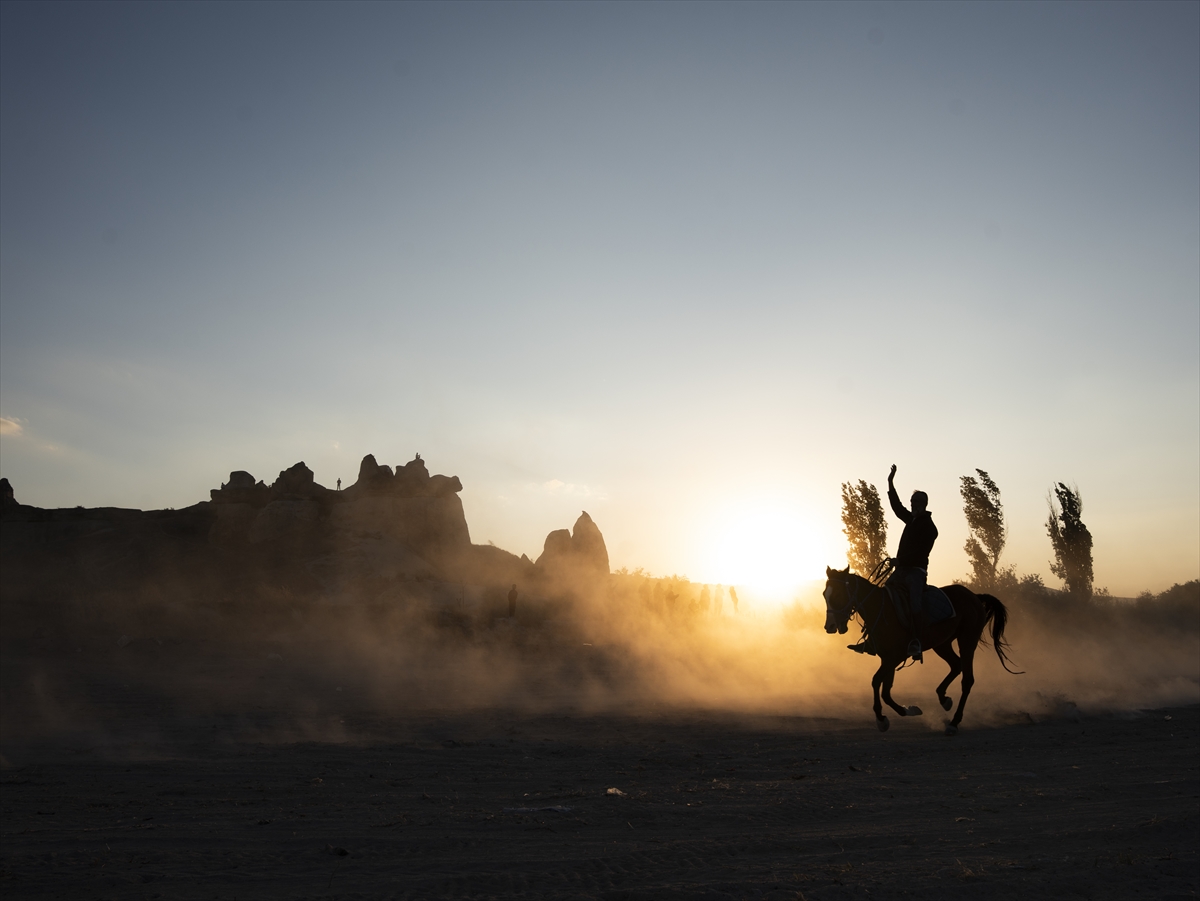 Kapadokya, gökyüzüne yükselen balonlarıyla görsel şölen sunuyor