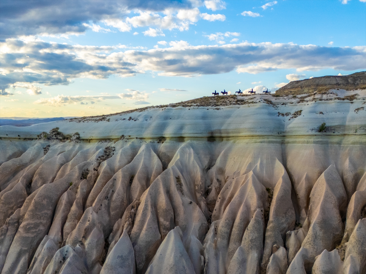 Kapadokya, gökyüzüne yükselen balonlarıyla görsel şölen sunuyor